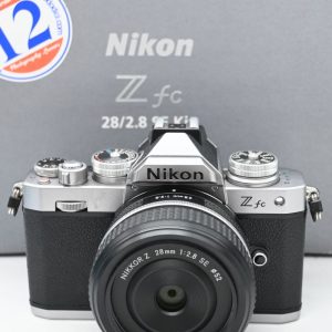 Nikon Z fc con NIKKOR Z 28mm f/2.8